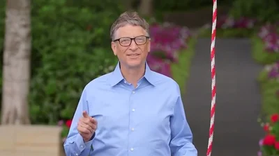 Билл Гейтс пожертвовал деньги и облился ледяной водой