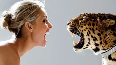 Девушка мило играет с леопардом