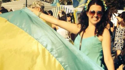 Украиночка Настя выиграла футболку от Люкс ФМ