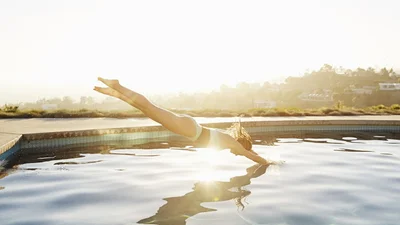 Кэмерон Диаз красиво поплавала в бассейне