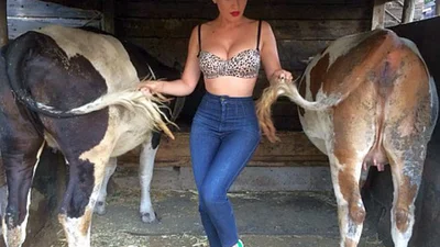 Даша Астафьева устроила сексуальную фотосессию с коровами