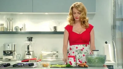 Блондинка показала, как нужно готовить