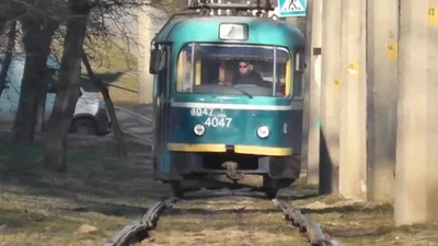Необычный трамвай ездит по кривых рельсах