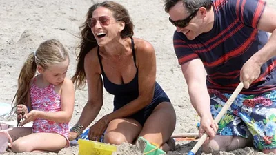 Модная мама Сара Джессика Паркер с семьей на пляже