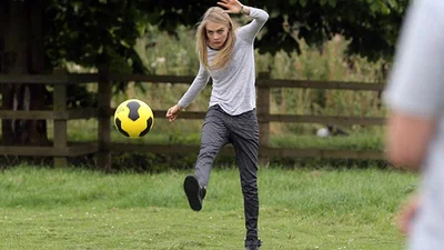 Кара Делевинь играет в футбол лучше мальчиков