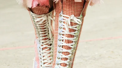Кроссовки на шпильке: неожиданная обувь на Парижской неделе моды