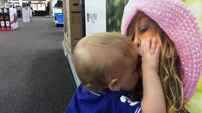 Родители сняли на камеру первый поцелуй сына