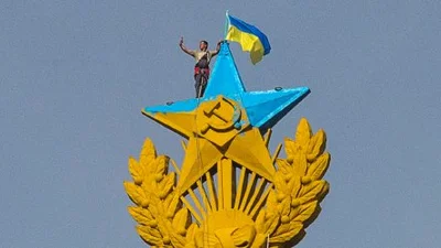 Парень, кроторый разукрасил звезду в Москве, прыгнул с парашютом