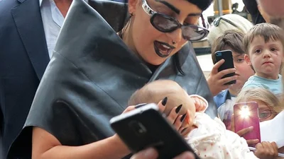 Lady Gaga любит фотографироваться с младенцами