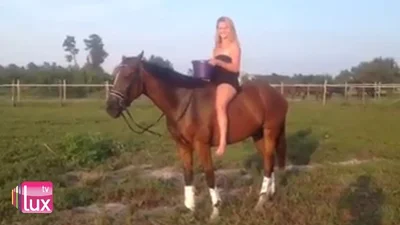 Безумная девушка облилась ледяной водой на коне и вот, что получилось