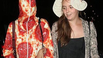 Кара Делевинь разгуливает в костюме пиццы