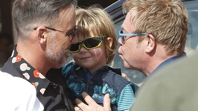 Элтон Джон показал подросших сыновей