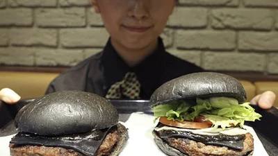 Японцы придумали черные бургеры