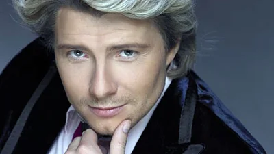 Николай Басков развлекается с девчонками в клубе