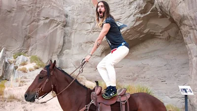 Джаред Лето на коне отправился в пустыню