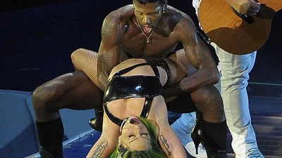 Lady Gaga имитировала секс на сцене