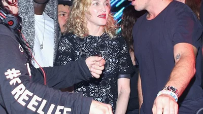 Мадонна пытается тусить с молодежью