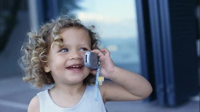 Малышка усердно разговаривает по телефону, будто все понимает