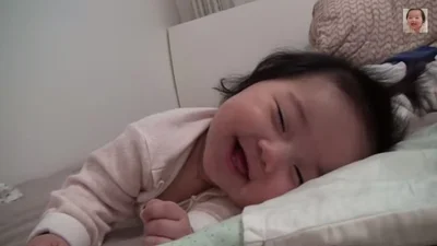 Малышка мило борется со сном 