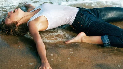 Мокрое дело: Тейлор Свифт в мокрой майке взбудоражила фанатов