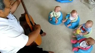 4 малыши-близняшки слушают первый гитарный концерт в жизни