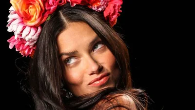 Яркая Адриана Лима устроила праздник на сцене