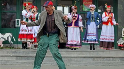 Улетный мужчинка танцует на площади перед вокзалом