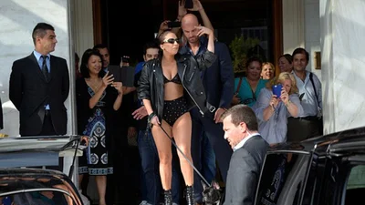 Леди Гага прогулялась по городу в трусах