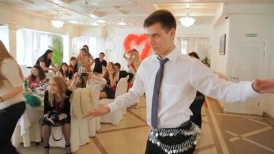Парень танцует улетный танец живота на свадьбе