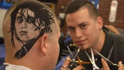 Умелый парикмахер выстригает картины на головах клиентов