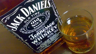 27-летний парень за 15 секунд осушил бутылку Jack Daniel's 
