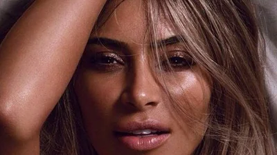 Ким Кардашьян полностью оголилась в честь Женщины года