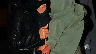 Заботливая мамочка: Ким Кардашьян зацеловала своего ребенка