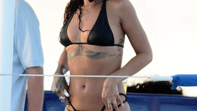 Рианна оголила ягодички на родине