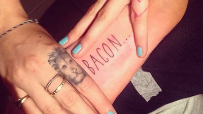Черная метка: Кара Делевинь показала новое тату бекона