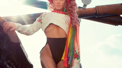 Розовая звезда «Бигуди шоу» презентовала дебютный хит