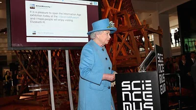 Королева Великобритании освоила Твиттер