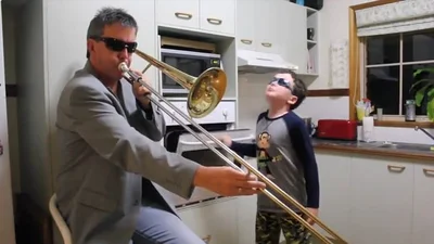 Бешенный ребенок помогает папе играть на трубе