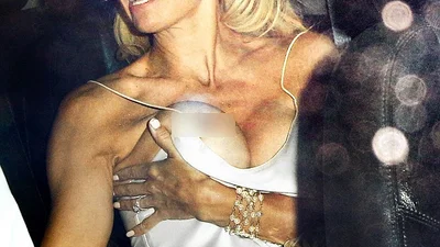 Памела Андерсон тряхнула стариной и показала грудь