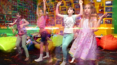 Девочки в детском лагере танцуют, как PJ-ки из клуба