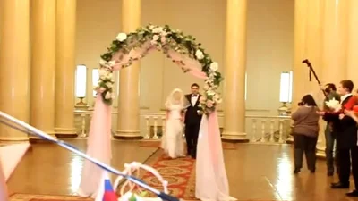 С невесты на свадьбе упало платье