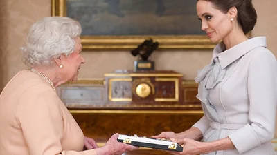 Анджелина Джоли получила титул от королевы Британии 