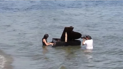 Невероятно: девушка играет на рояле в море