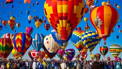 Потрясающее зрелище: 1000 воздушных шаров поднимаются в небо