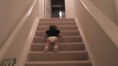 Ребенок обалденно спустился с лестницы на пузе