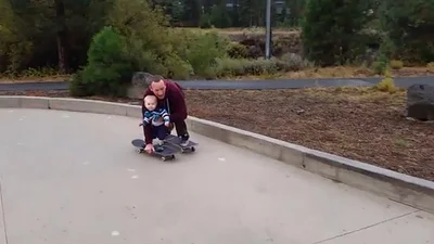 Самый лучший папа катает сына на скейте