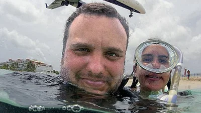 Интернет взорвали селфи с летящим самолетом