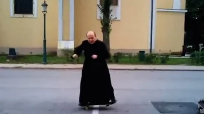 Прикольный священник разъезжает на скейтборде