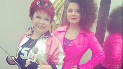 Наташа Корольова одягла на себе термоядерно-рожевий костюм