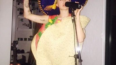 Майли Сайрус нарядилась в костюм мексиканского тако